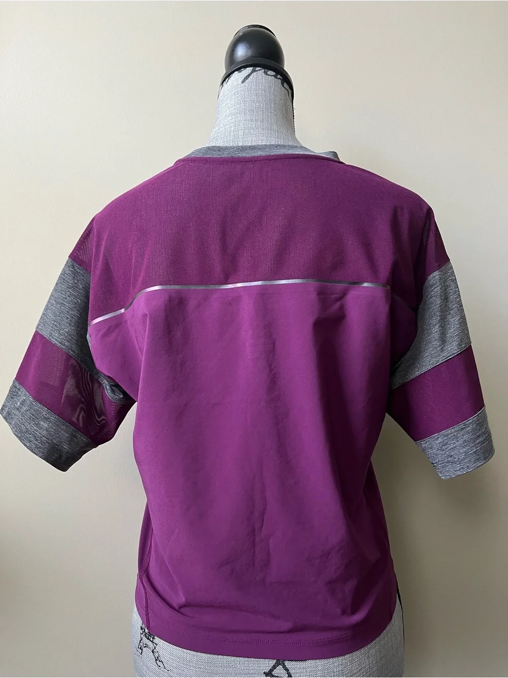 Women’s Nike crop purple color block workout shirt size XS